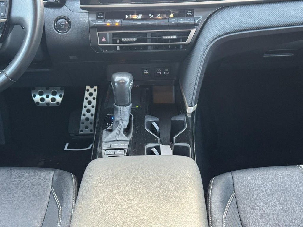 Toyota Camry Vehicle Full-screen Gallery Image 18