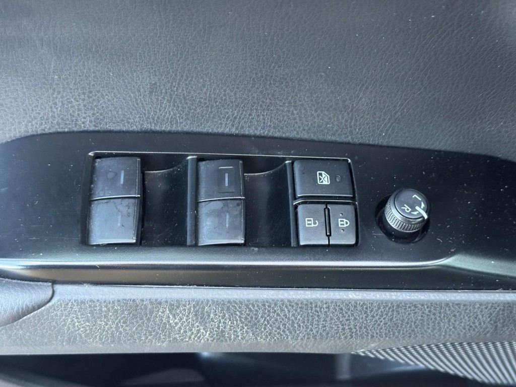 Toyota Camry Vehicle Full-screen Gallery Image 19