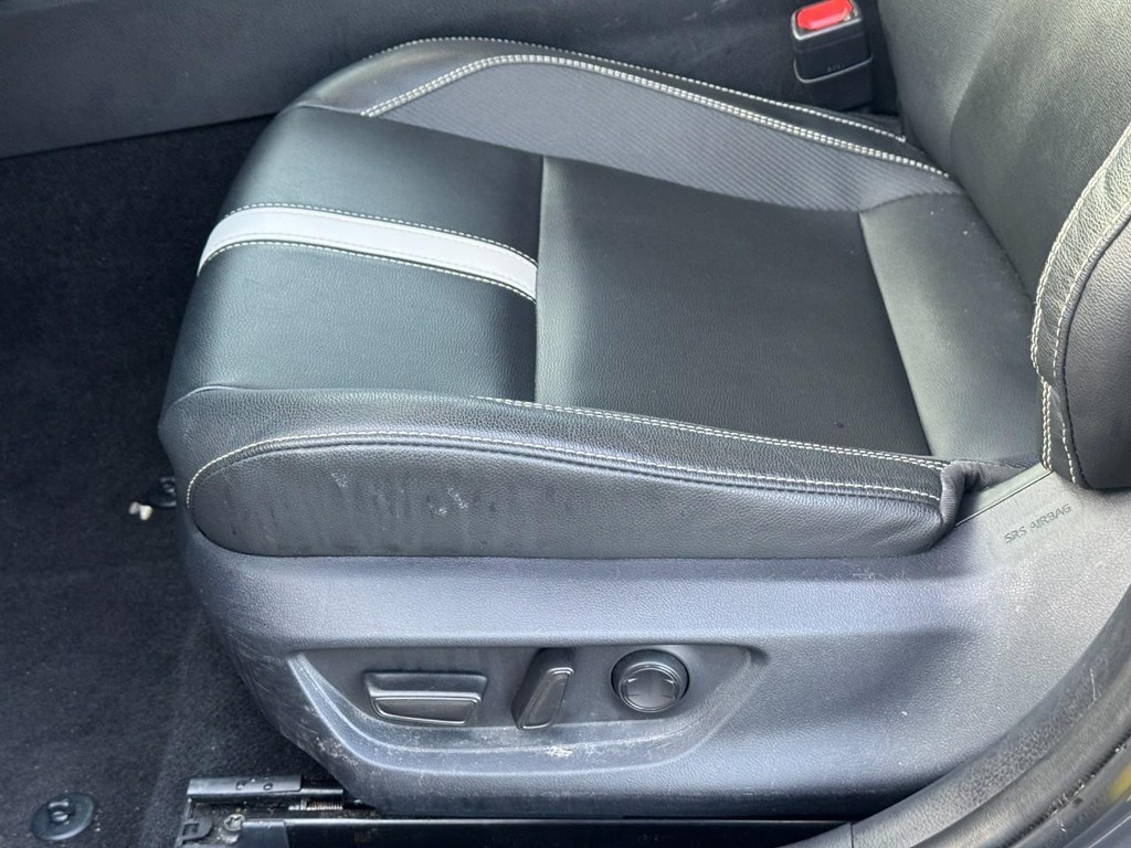 Toyota Camry Vehicle Full-screen Gallery Image 20