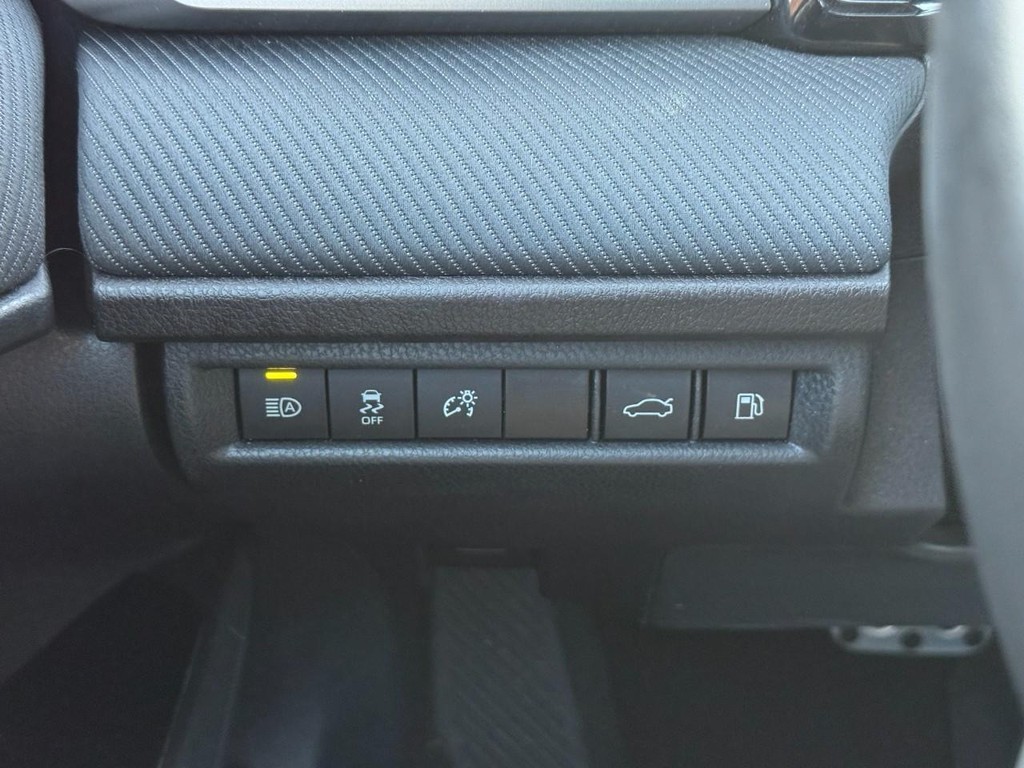 Toyota Camry Vehicle Full-screen Gallery Image 21