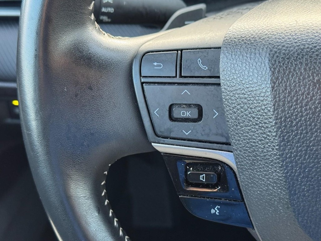 Toyota Camry Vehicle Full-screen Gallery Image 22