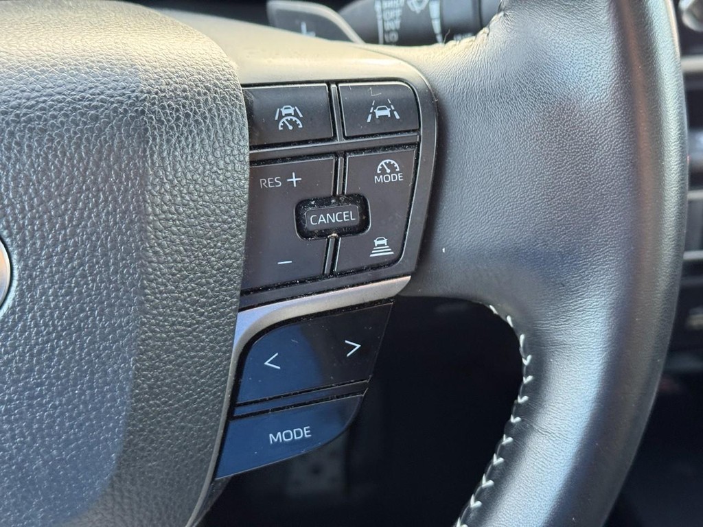 Toyota Camry Vehicle Full-screen Gallery Image 23