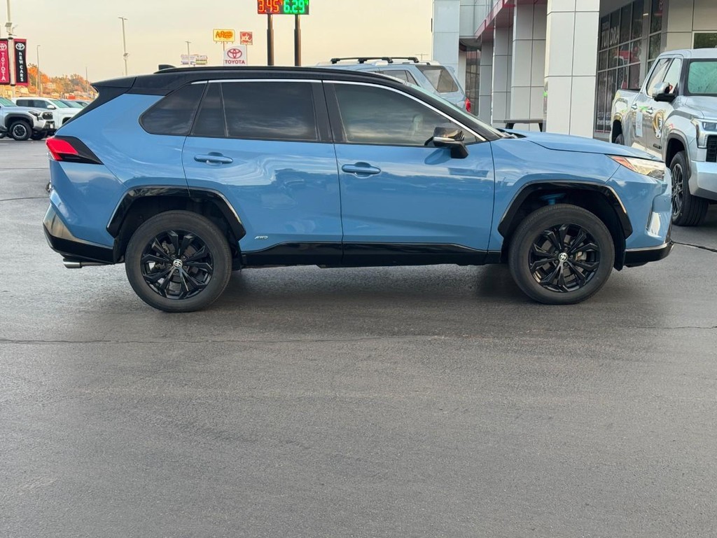 Toyota RAV4 Vehicle Full-screen Gallery Image 02