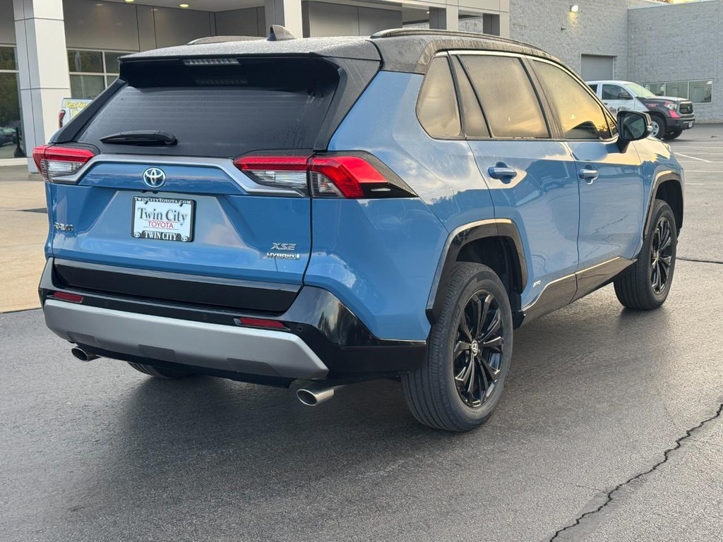 Toyota RAV4 Vehicle Full-screen Gallery Image 04