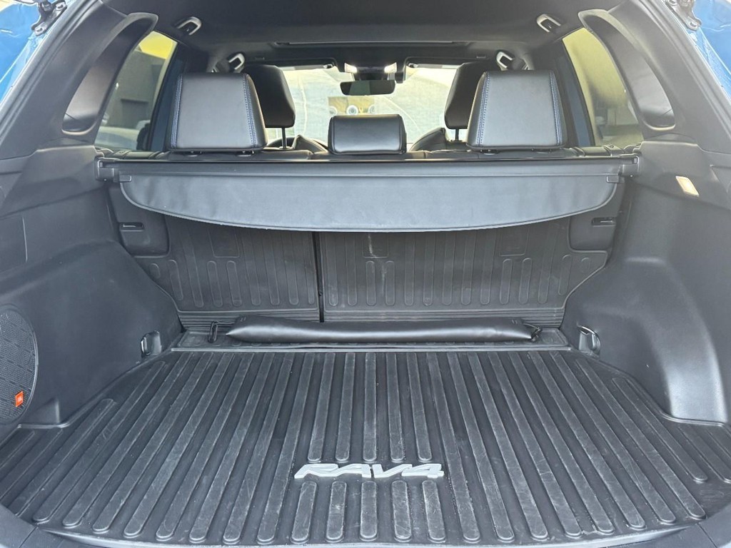 Toyota RAV4 Vehicle Full-screen Gallery Image 08