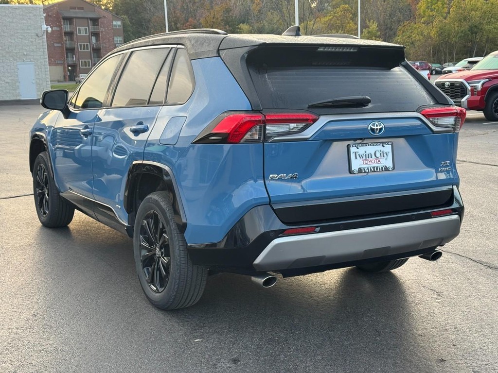 Toyota RAV4 Vehicle Full-screen Gallery Image 09