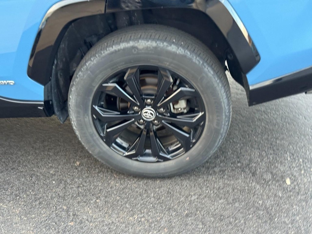 Toyota RAV4 Vehicle Full-screen Gallery Image 10