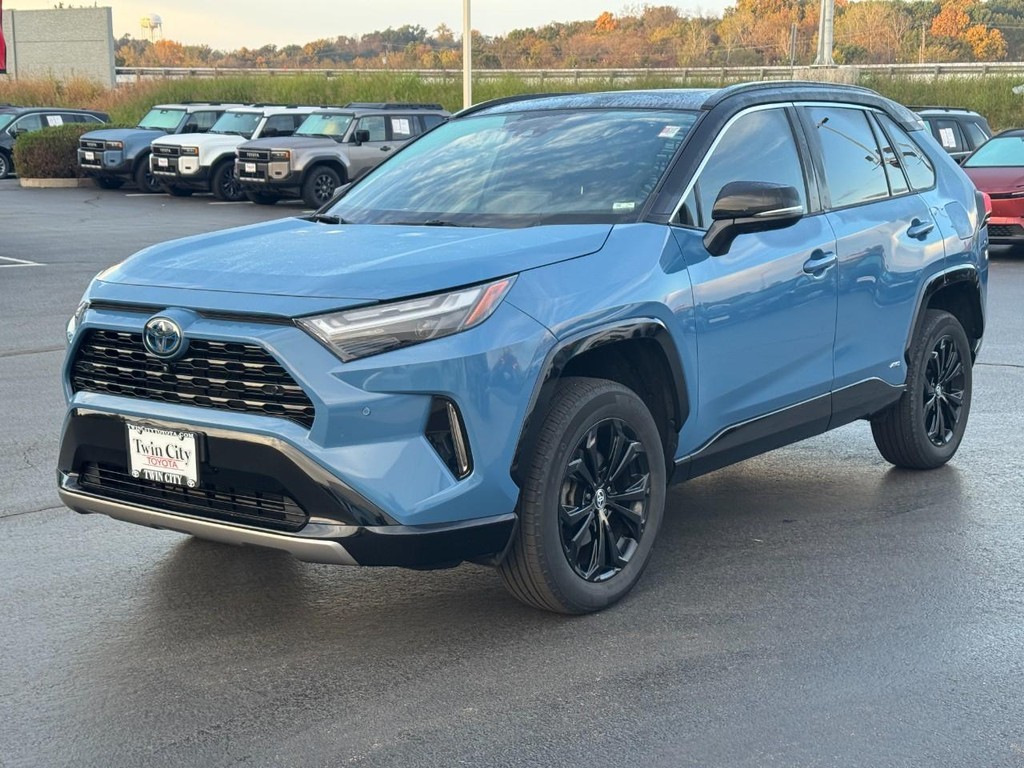 Toyota RAV4 Vehicle Full-screen Gallery Image 11