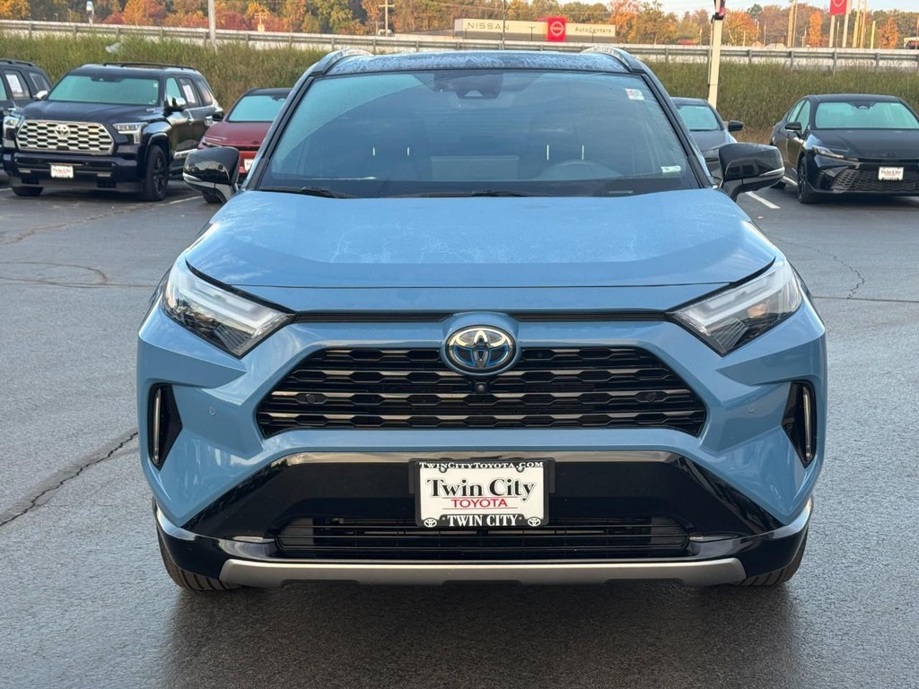 Toyota RAV4 Vehicle Full-screen Gallery Image 12