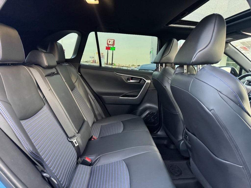 Toyota RAV4 Vehicle Full-screen Gallery Image 13