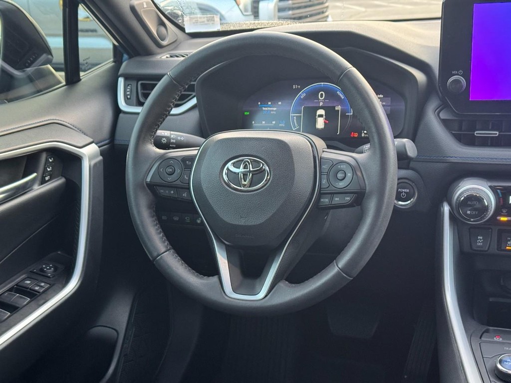 Toyota RAV4 Vehicle Full-screen Gallery Image 16