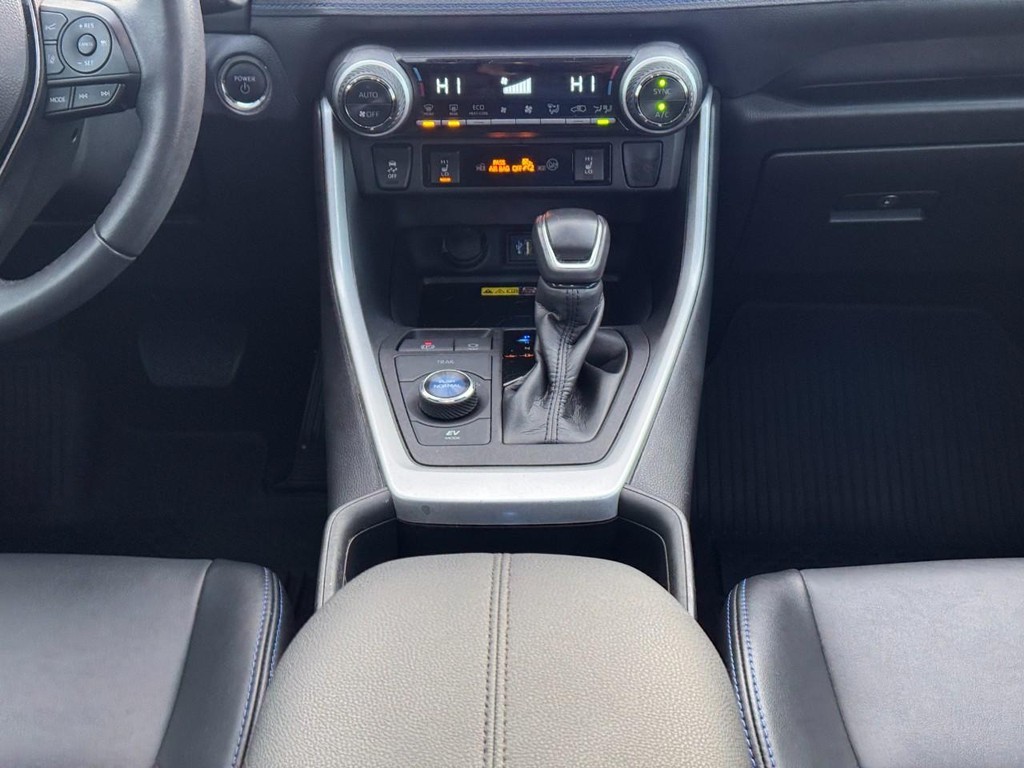 Toyota RAV4 Vehicle Full-screen Gallery Image 18