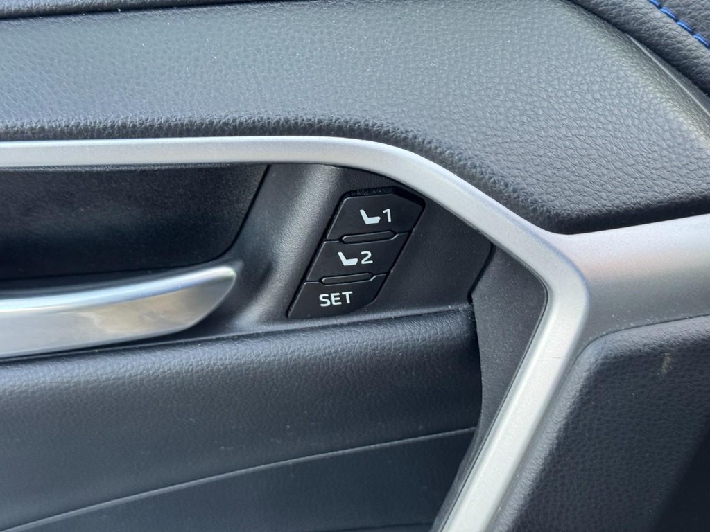 Toyota RAV4 Vehicle Full-screen Gallery Image 20