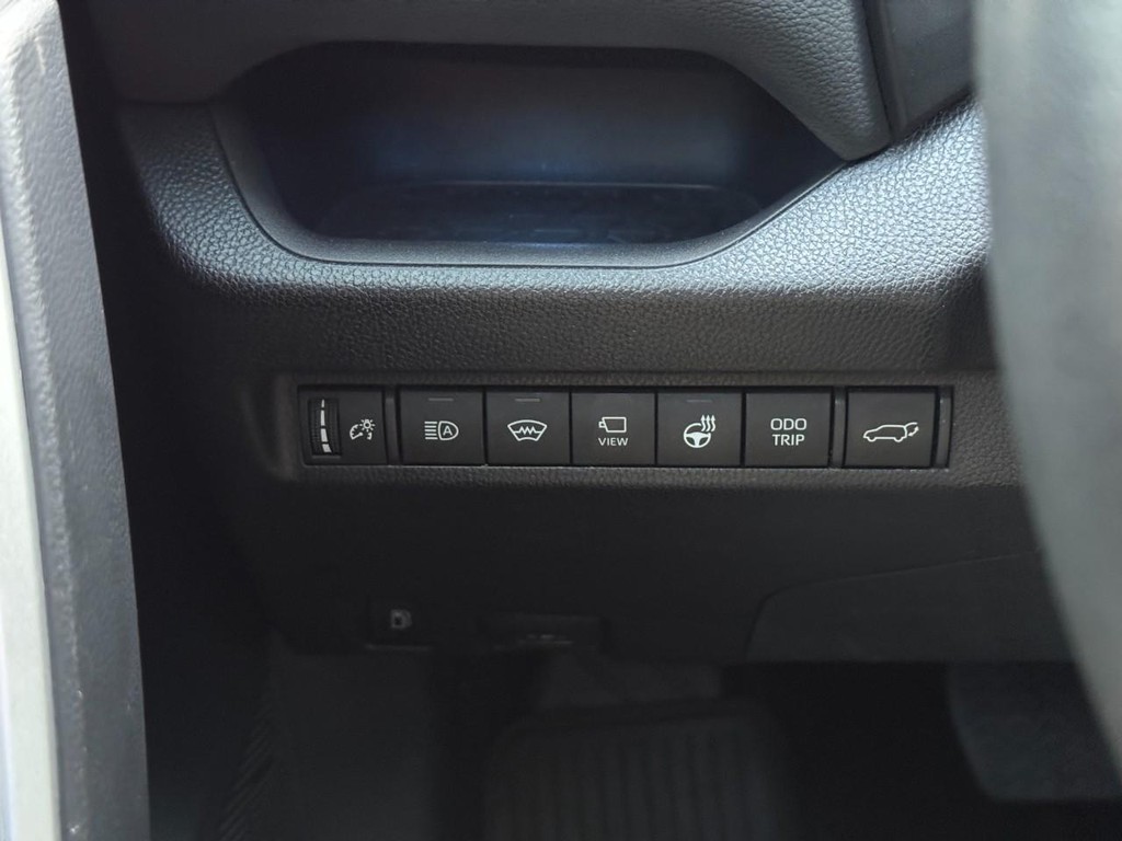 Toyota RAV4 Vehicle Full-screen Gallery Image 22