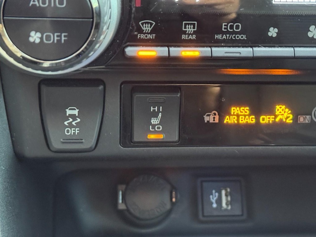 Toyota RAV4 Vehicle Full-screen Gallery Image 28