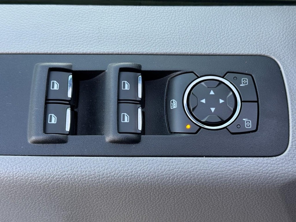 Ford F-150 Vehicle Full-screen Gallery Image 17