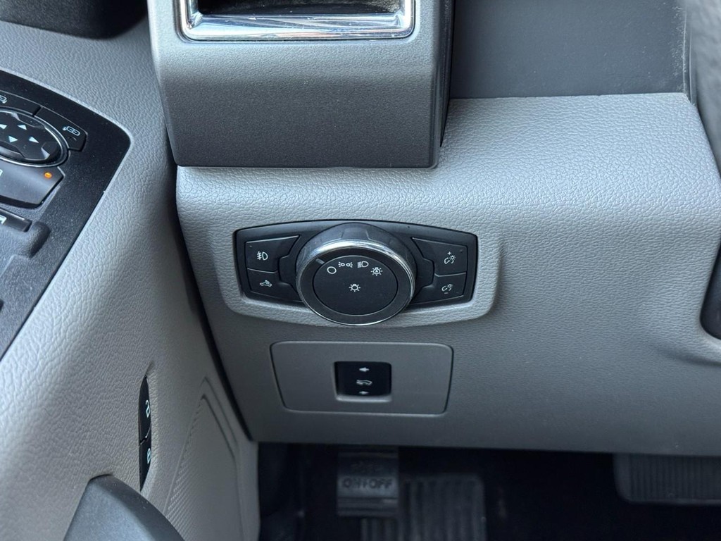 Ford F-150 Vehicle Full-screen Gallery Image 19