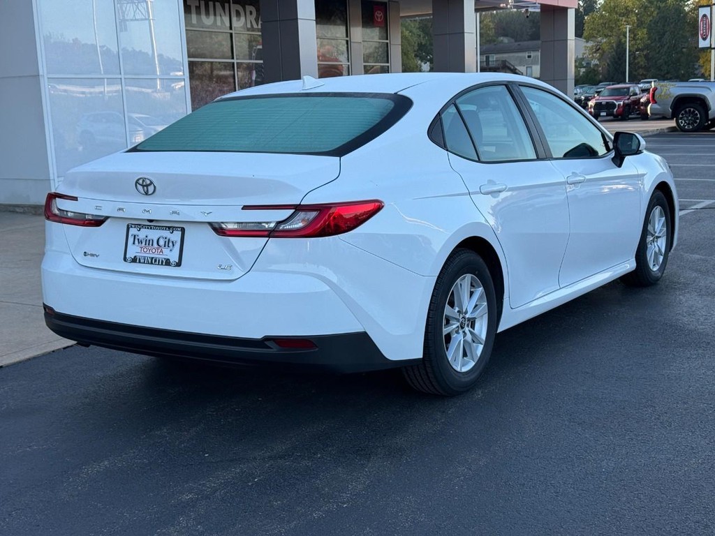 Toyota Camry Vehicle Full-screen Gallery Image 04