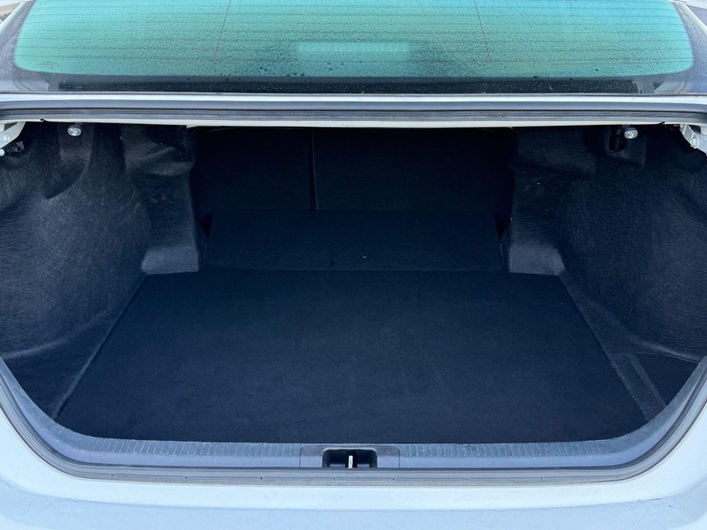 Toyota Camry Vehicle Full-screen Gallery Image 08