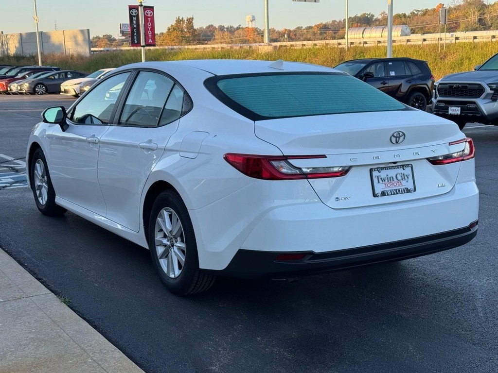 Toyota Camry Vehicle Full-screen Gallery Image 09