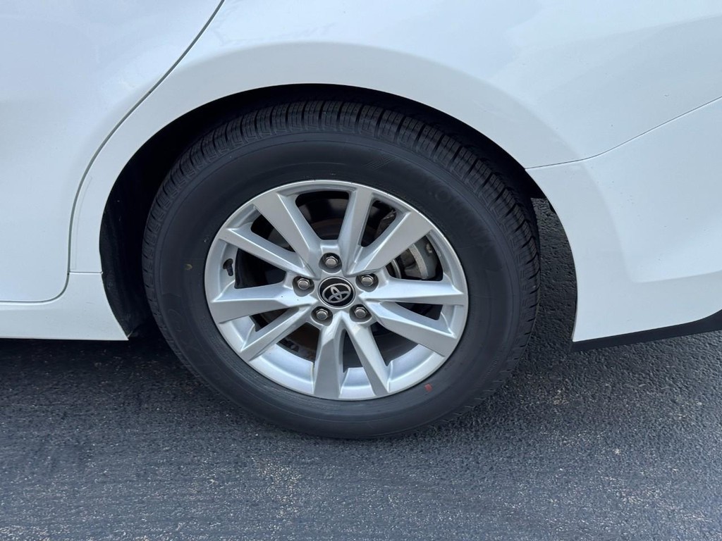 Toyota Camry Vehicle Full-screen Gallery Image 10
