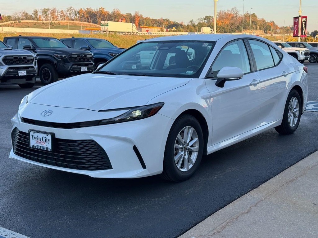 Toyota Camry Vehicle Full-screen Gallery Image 11