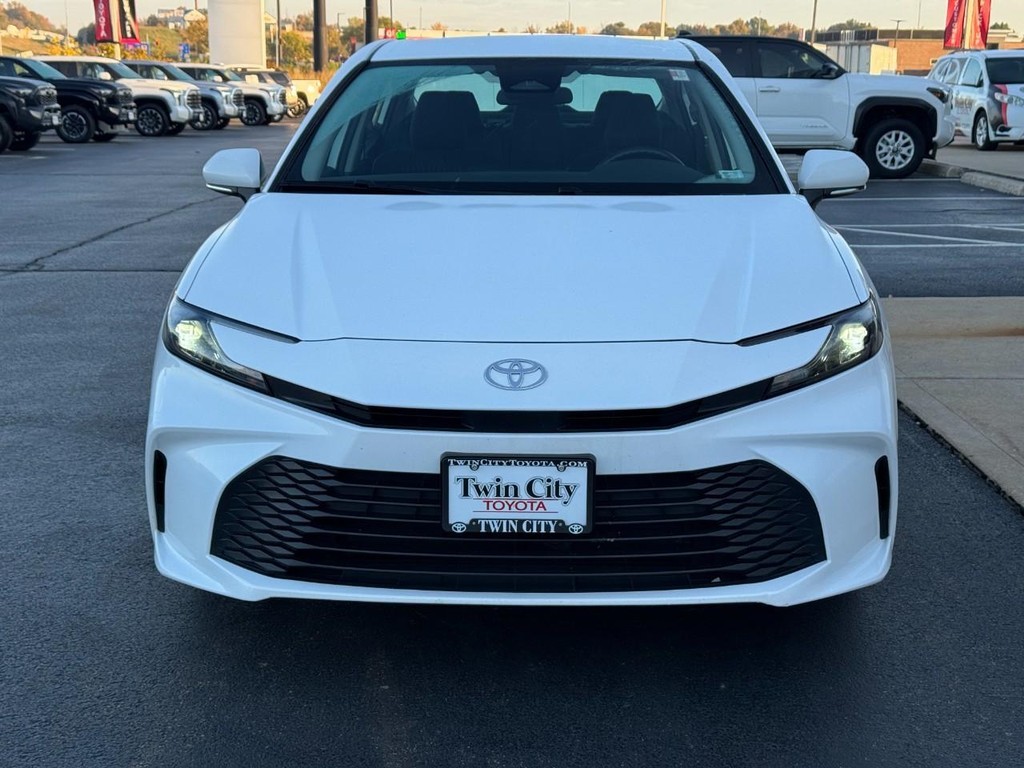 Toyota Camry Vehicle Full-screen Gallery Image 12