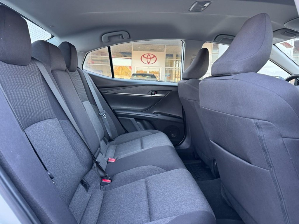 Toyota Camry Vehicle Full-screen Gallery Image 13