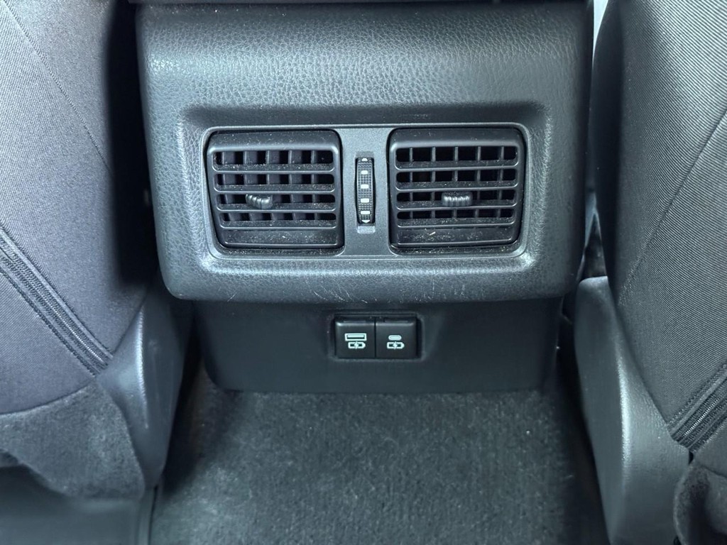 Toyota Camry Vehicle Full-screen Gallery Image 14