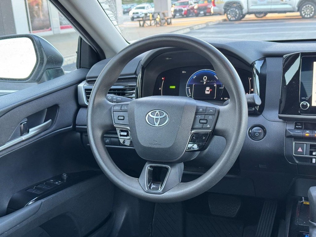 Toyota Camry Vehicle Full-screen Gallery Image 16