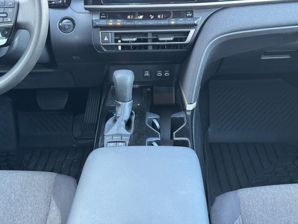Toyota Camry Vehicle Full-screen Gallery Image 18