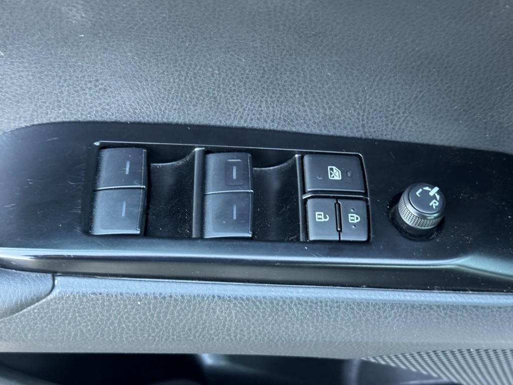 Toyota Camry Vehicle Full-screen Gallery Image 19