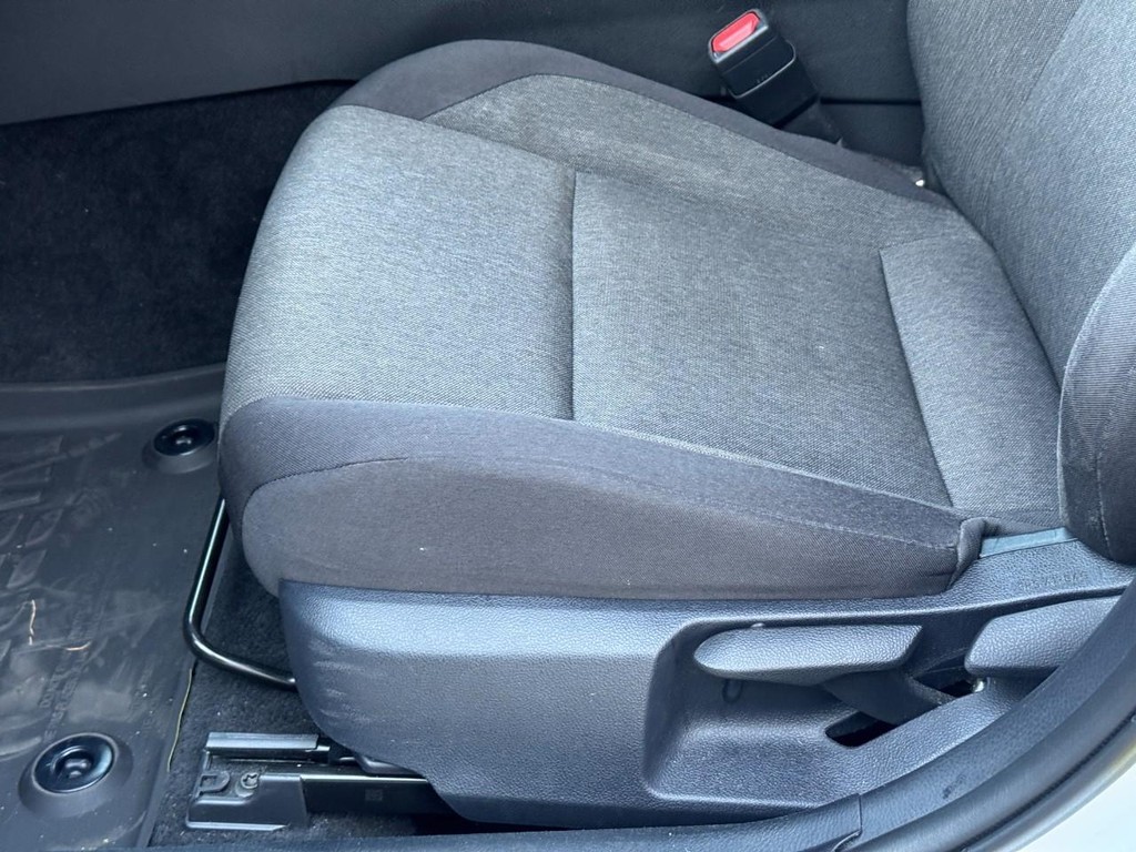 Toyota Camry Vehicle Full-screen Gallery Image 20