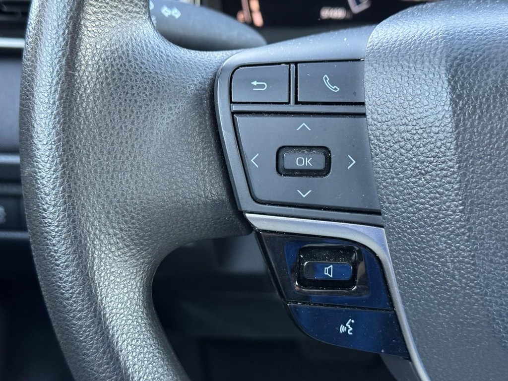 Toyota Camry Vehicle Full-screen Gallery Image 22