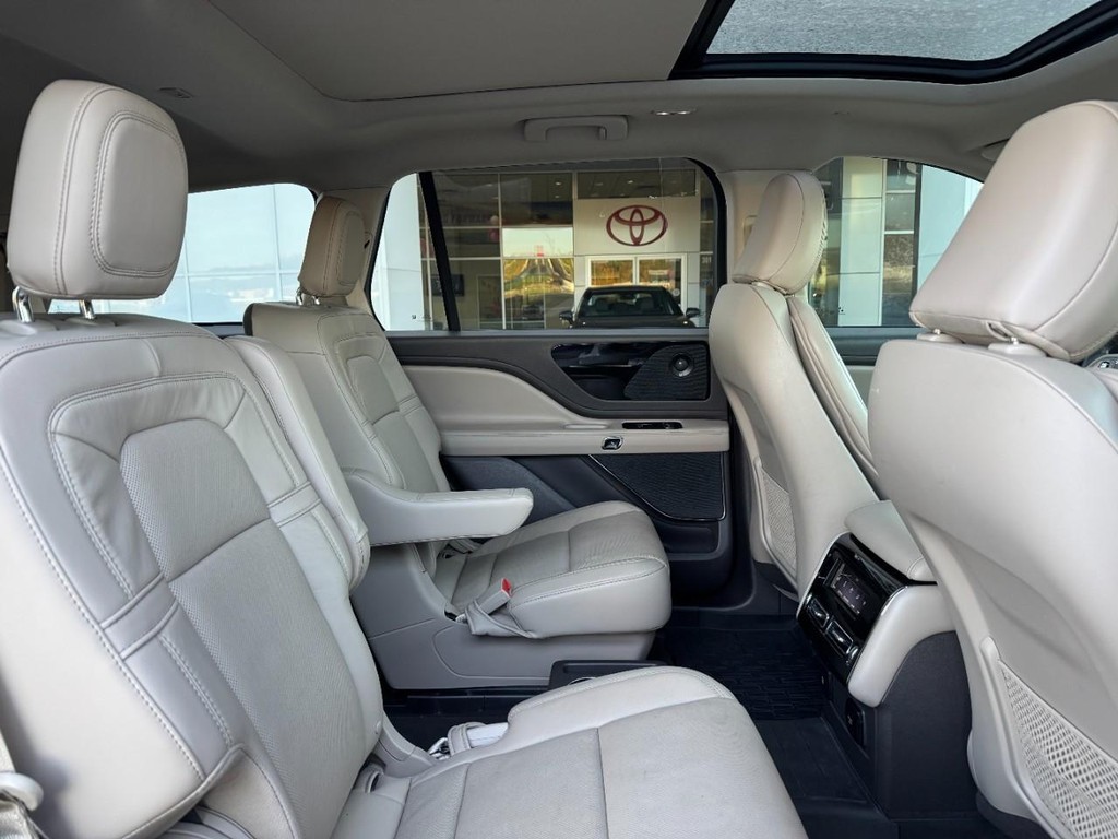 Lincoln Aviator Vehicle Full-screen Gallery Image 13