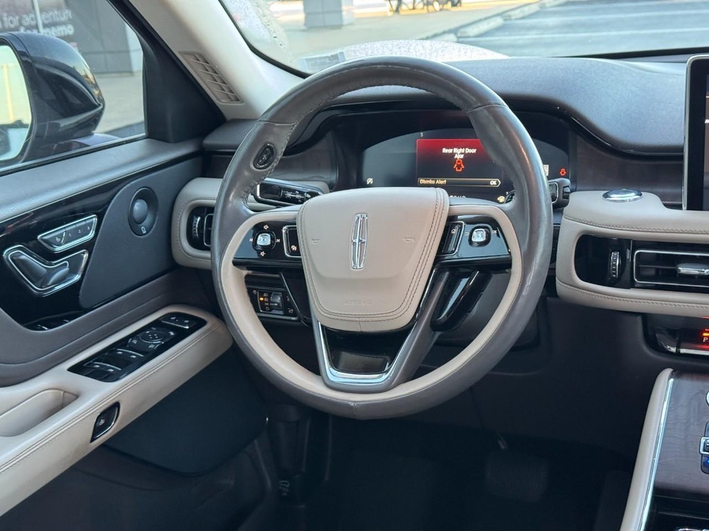 Lincoln Aviator Vehicle Full-screen Gallery Image 16