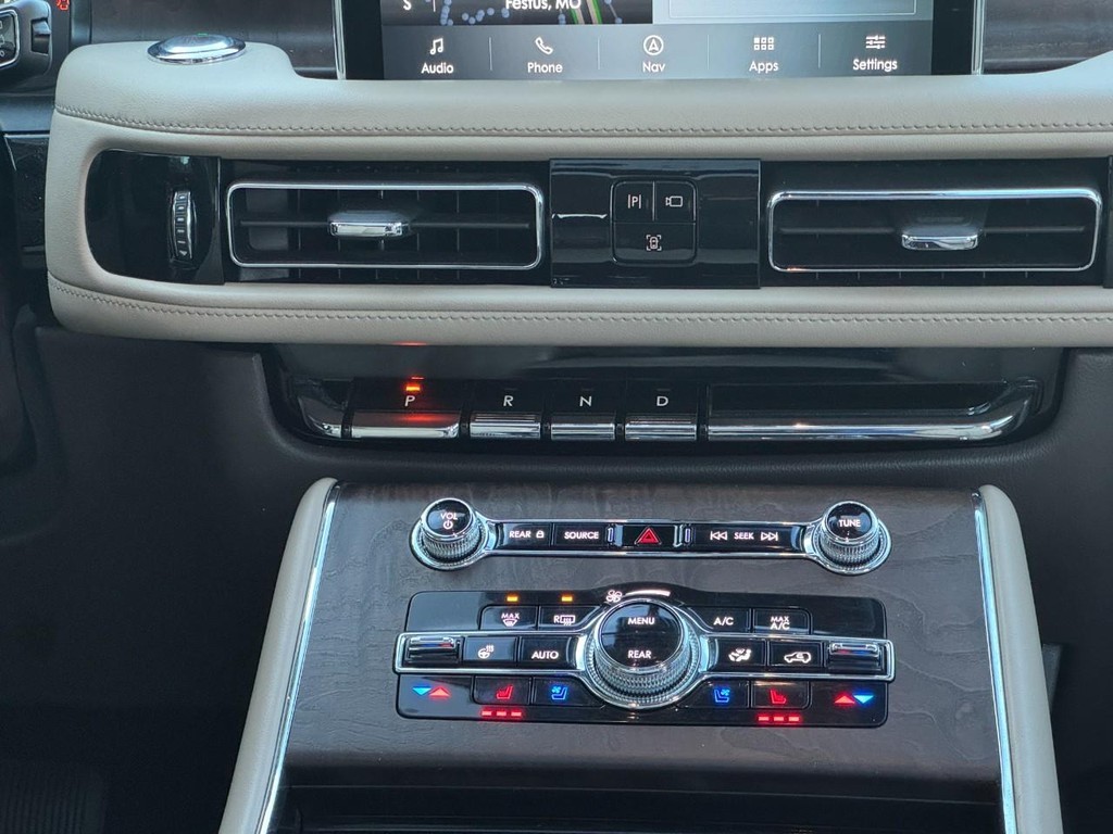 Lincoln Aviator Vehicle Full-screen Gallery Image 18