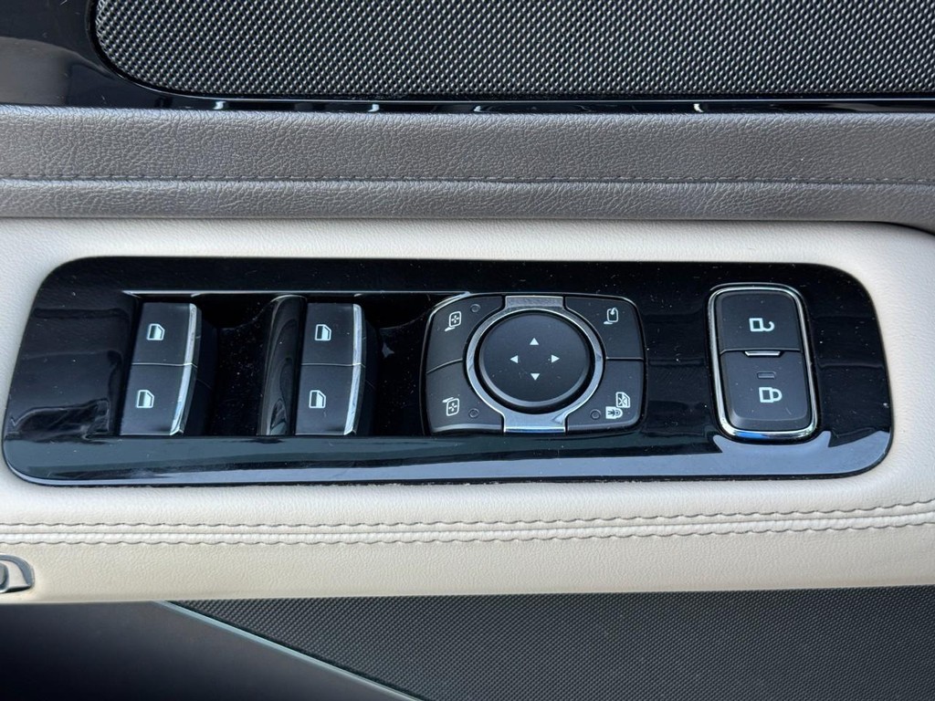 Lincoln Aviator Vehicle Full-screen Gallery Image 19