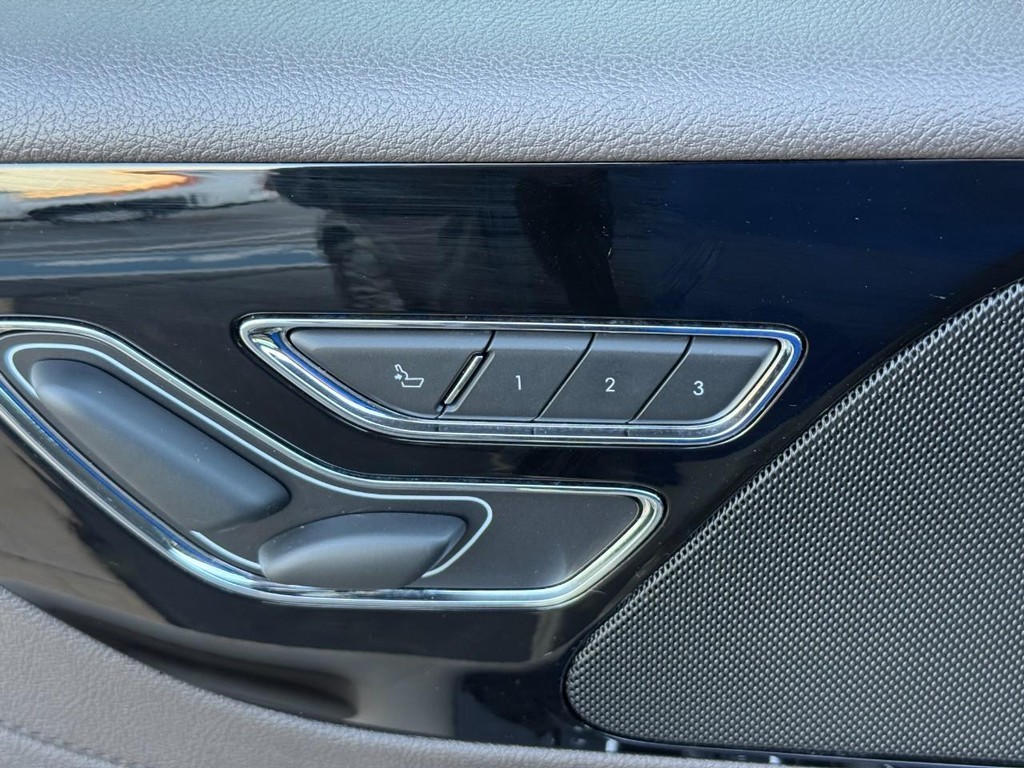 Lincoln Aviator Vehicle Full-screen Gallery Image 20