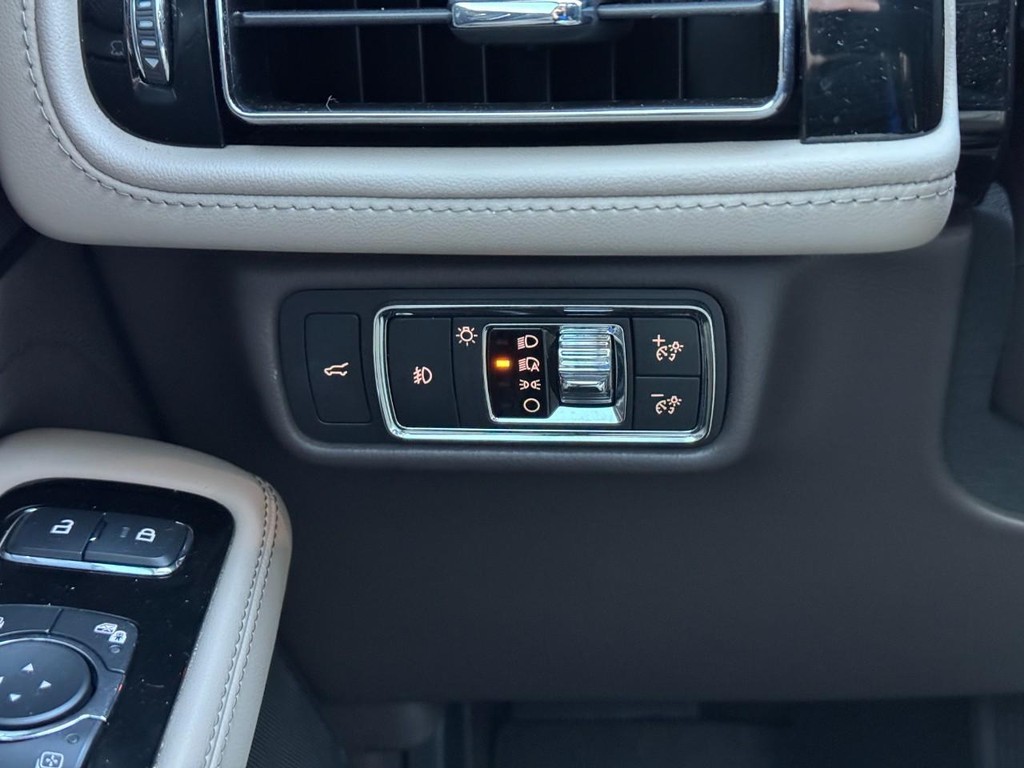 Lincoln Aviator Vehicle Full-screen Gallery Image 22