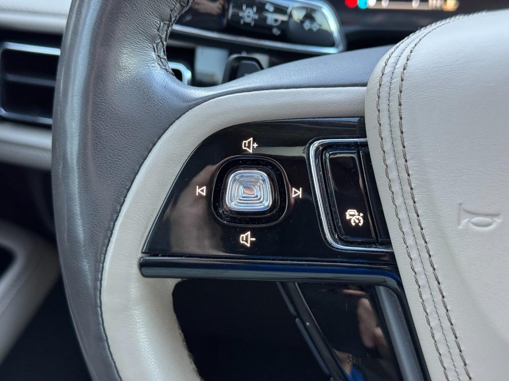 Lincoln Aviator Vehicle Full-screen Gallery Image 23