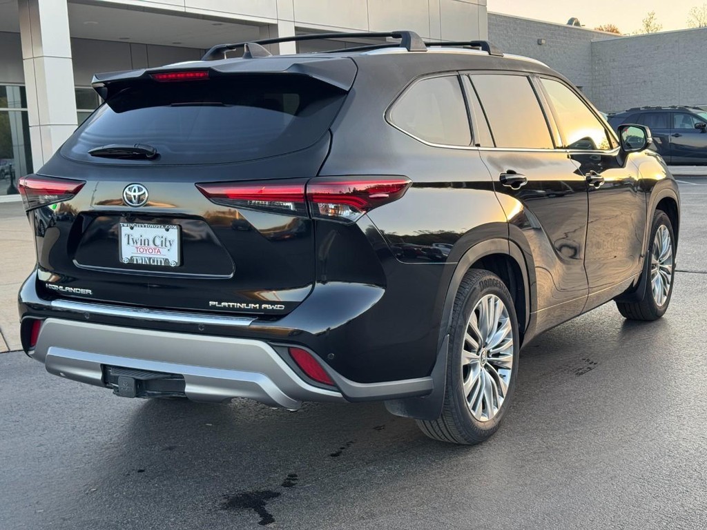 Toyota Highlander Vehicle Full-screen Gallery Image 04