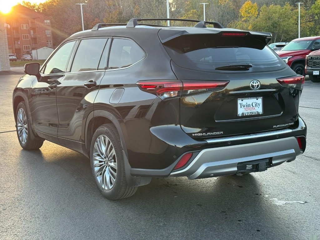 Toyota Highlander Vehicle Full-screen Gallery Image 09