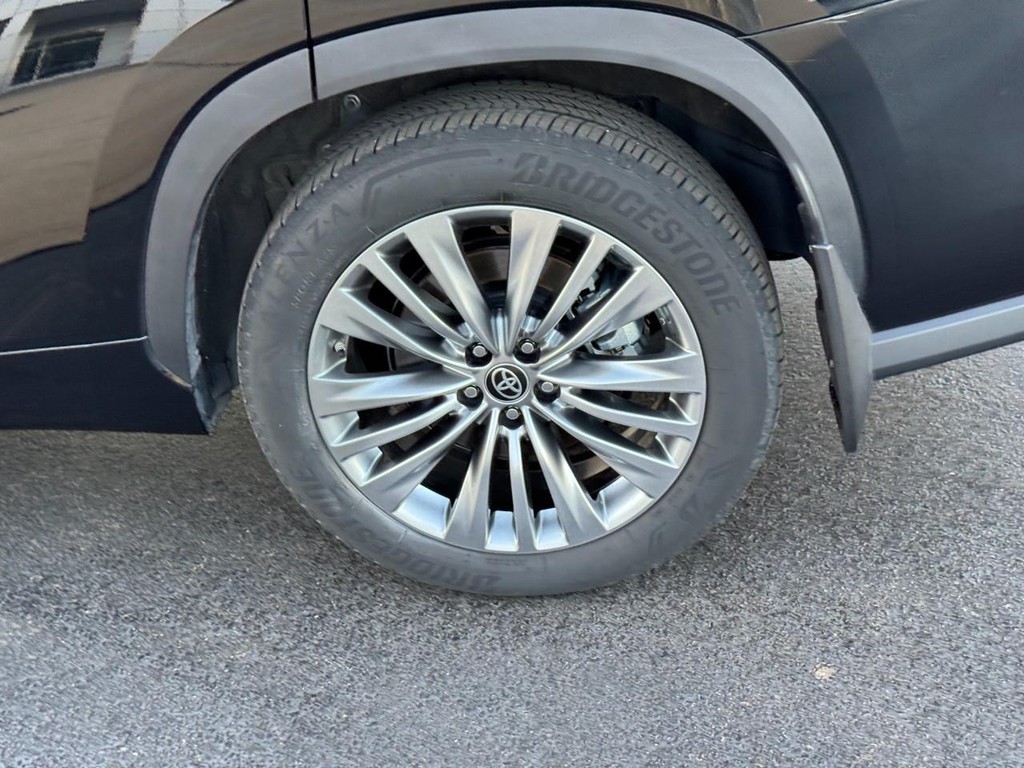 Toyota Highlander Vehicle Full-screen Gallery Image 10