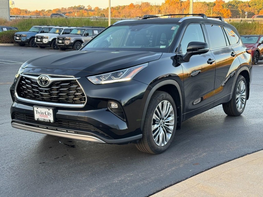 Toyota Highlander Vehicle Full-screen Gallery Image 11