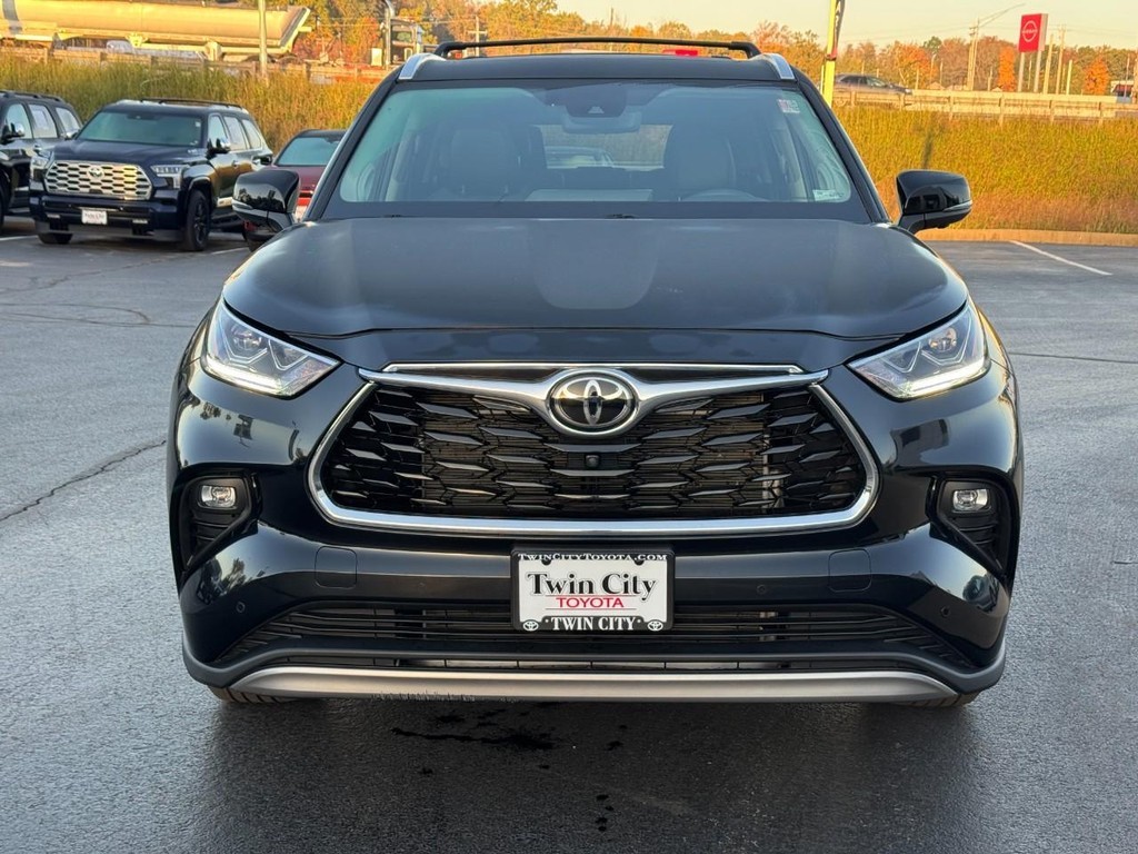 Toyota Highlander Vehicle Full-screen Gallery Image 12