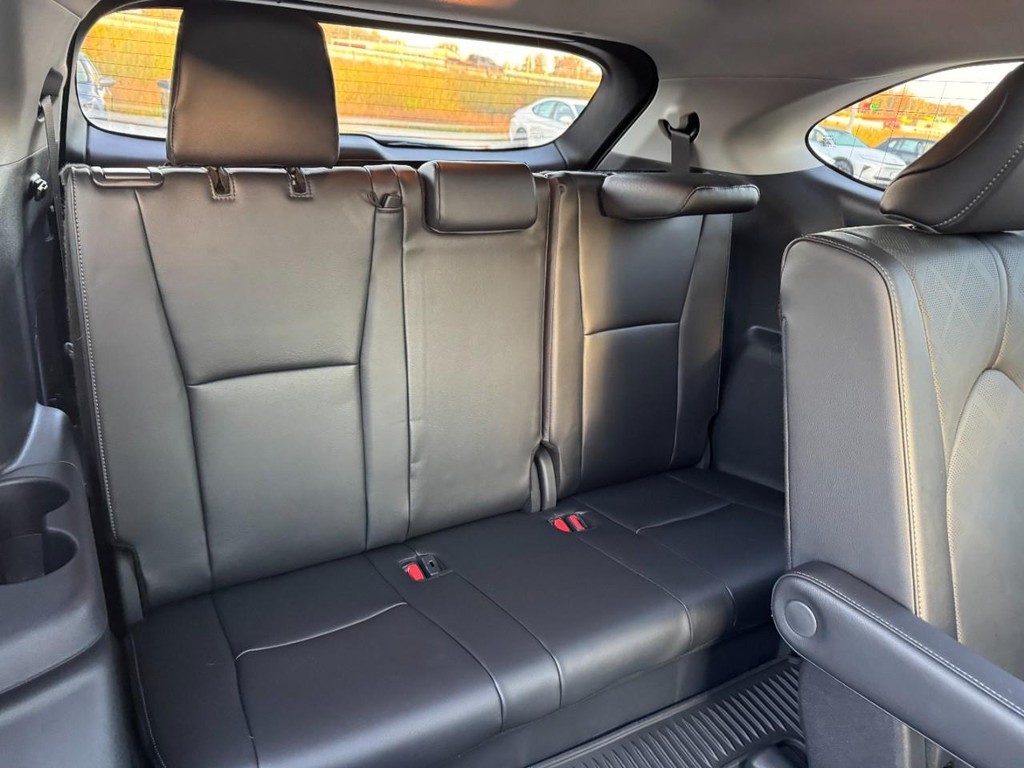 Toyota Highlander Vehicle Full-screen Gallery Image 13