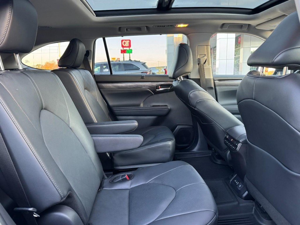 Toyota Highlander Vehicle Full-screen Gallery Image 14