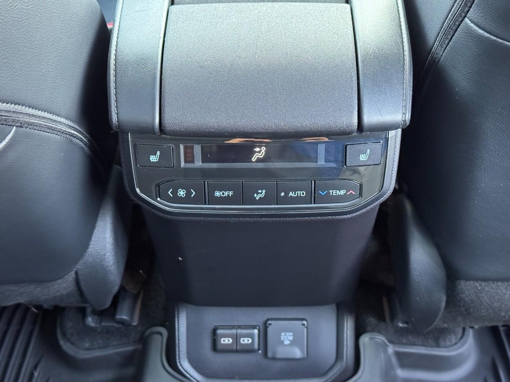 Toyota Highlander Vehicle Full-screen Gallery Image 15