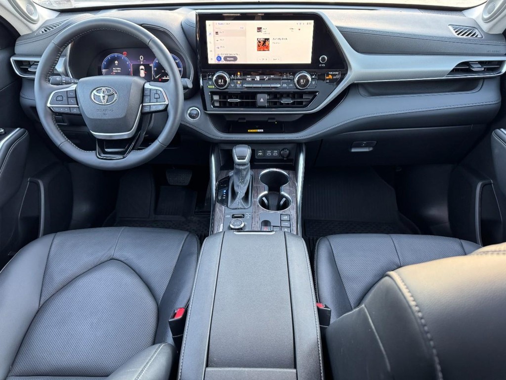 Toyota Highlander Vehicle Full-screen Gallery Image 16